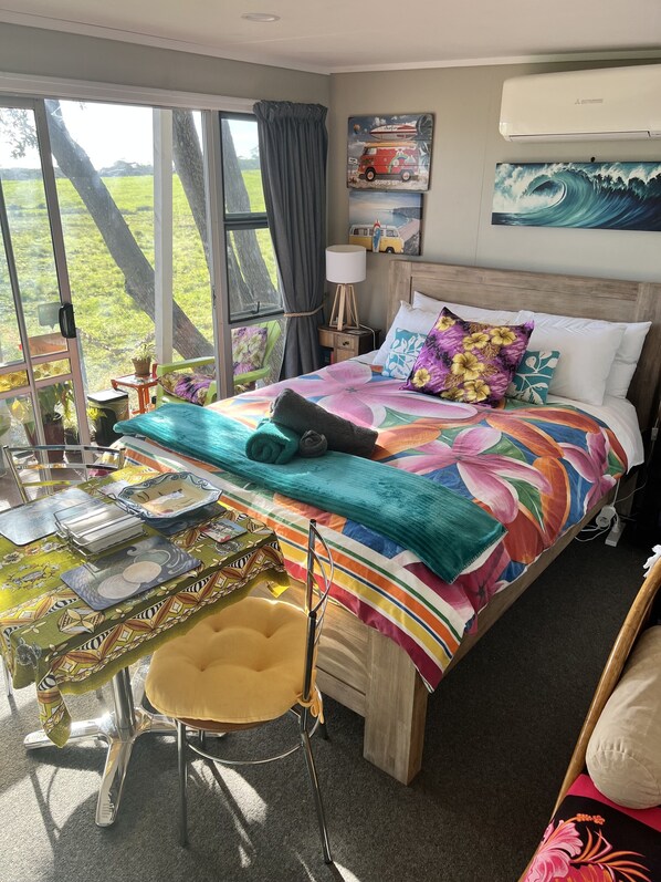 Cabaña clásica, 1 cama Queen size, cocineta, vista al océano (Pohutukawa Room) | Ropa de cama de alta calidad, cortinas blackout y insonorización 