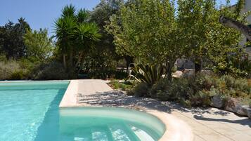 Piscine extérieure, chaises longues