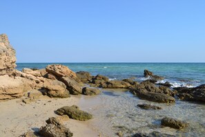 Playa en los alrededores, camastros y toallas de playa 