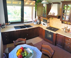 Frigorifero, microonde, forno, piano cottura