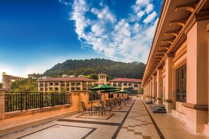 3 restaurants, breakfast served