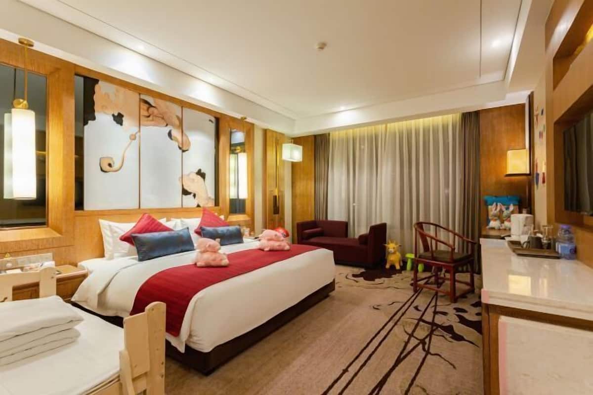 Minibar, värdeförvaringsskåp på rummet och skrivbord