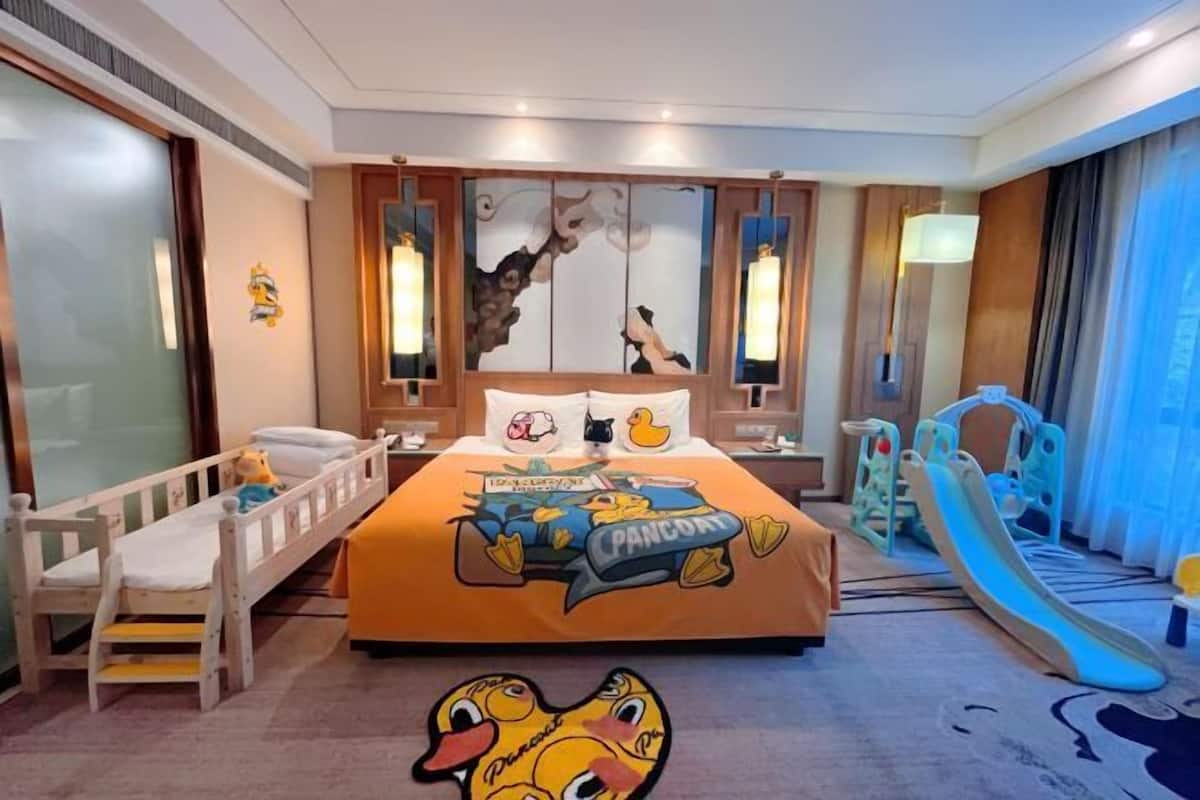 Minibar, värdeförvaringsskåp på rummet och skrivbord