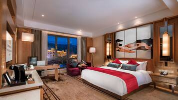 ميني بار وخزنة داخل الغرفة ومكتب ومساحة عمل للكمبيوتر المحمول