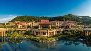 A large hotel with multiple buildings, a central courtyard, and a surrounding lake. - Felton Grand Hotel Bazhong (Bazhong)