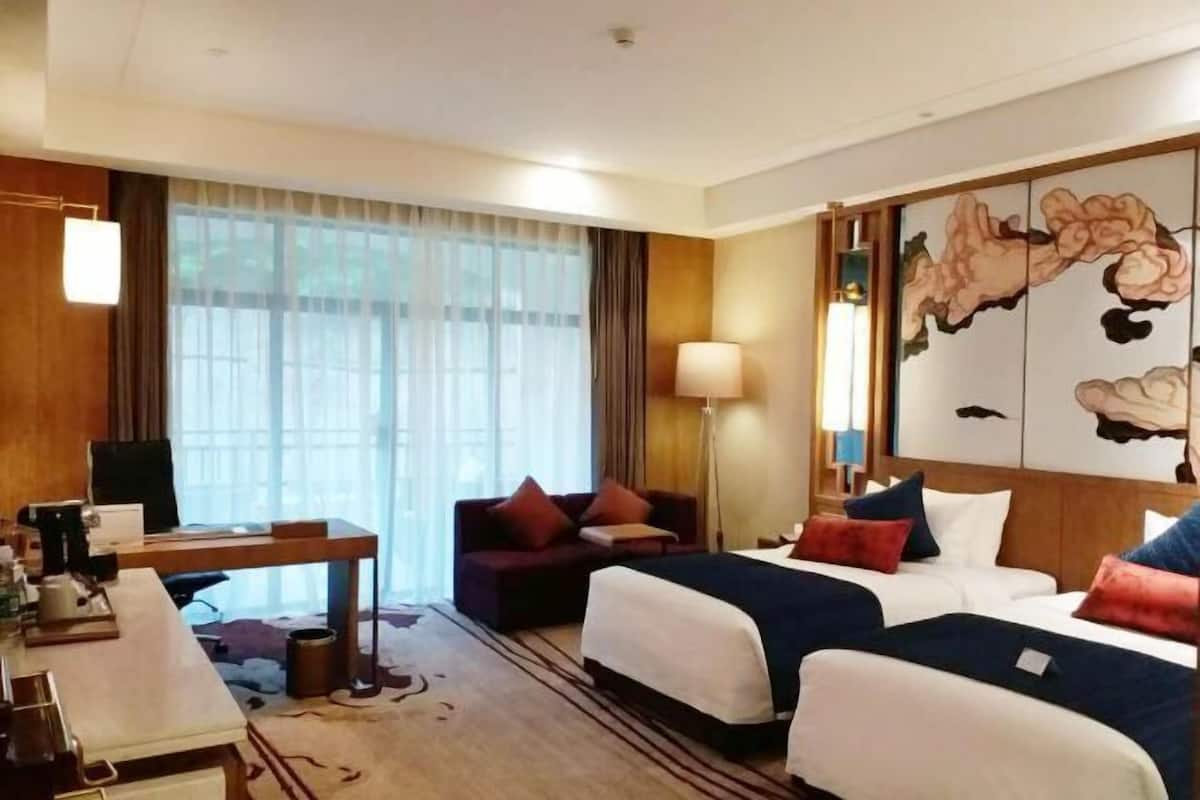 Minibar, värdeförvaringsskåp på rummet och skrivbord