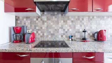 Réfrigérateur, micro-ondes, four, plaque de cuisson