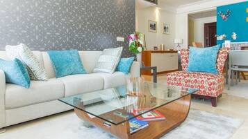 Smart TV, chimenea, reproductor de DVD y libros