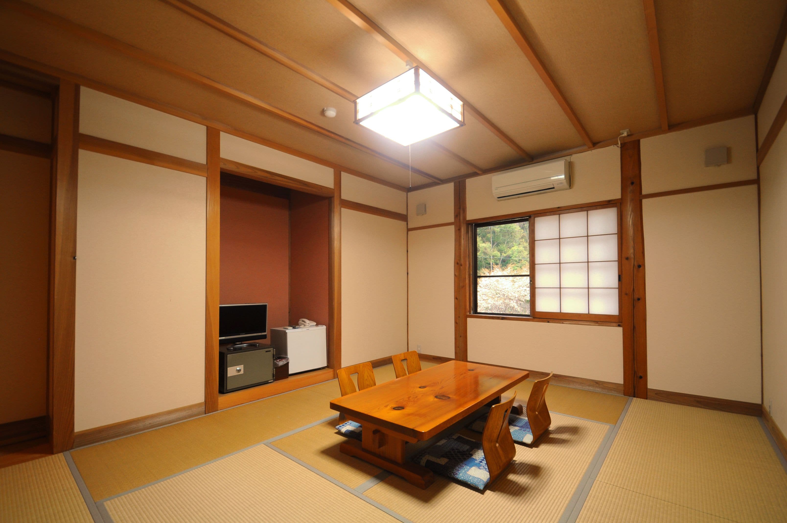japanese style room | 1 bedroom, desk, bed sheets