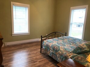 3 habitaciones, tabla de planchar con plancha, wifi y ropa de cama