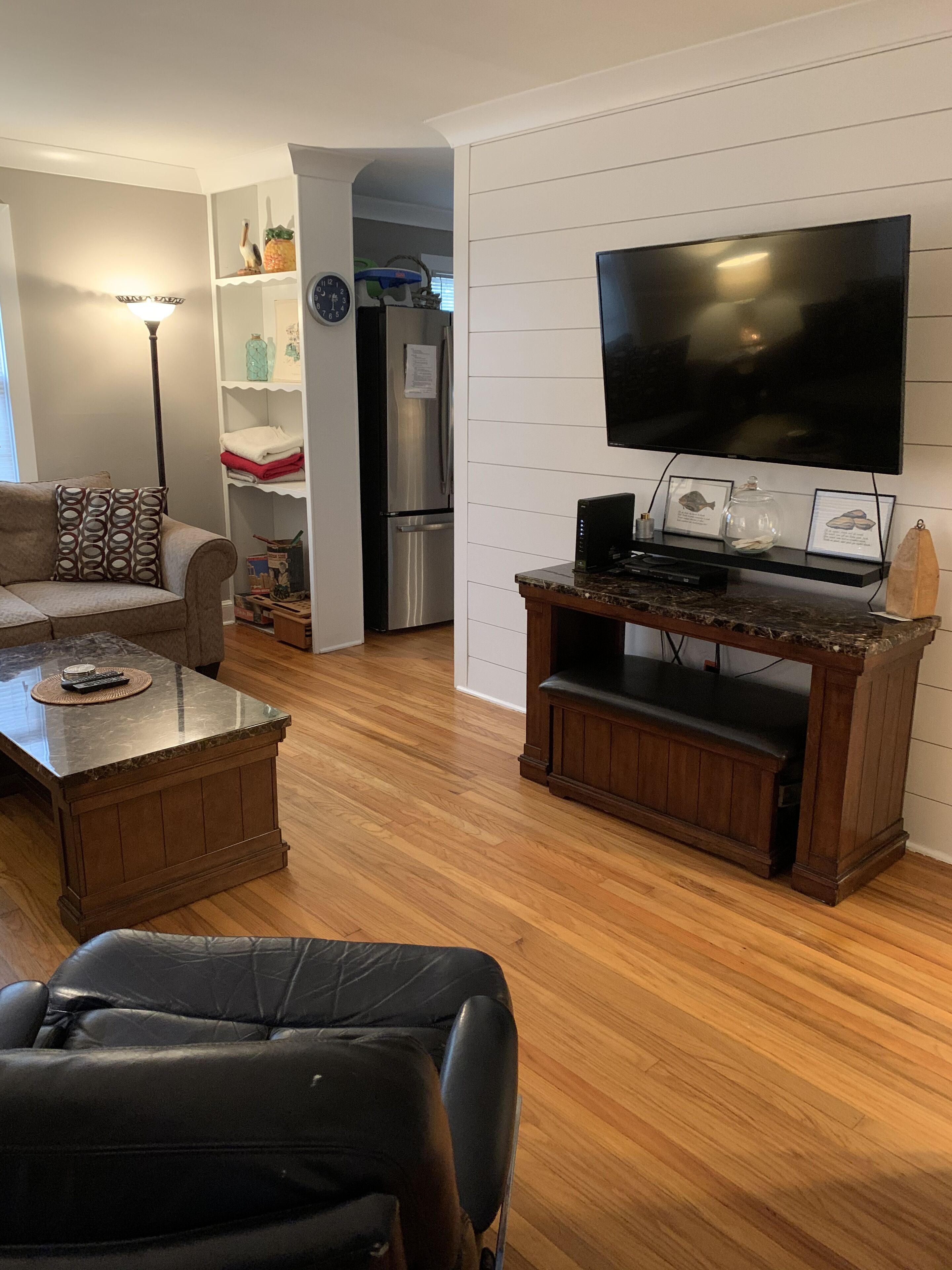 Fernseher, DVD-Player, Bücher, Stereoanlage