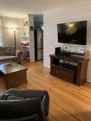 Téléviseur, lecteur de DVD, livres, chaîne audio