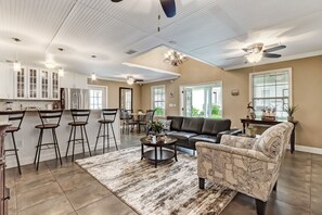 Fernseher, Kamin, Stereoanlage