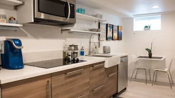 Fridge, microwave, stovetop, dishwasher