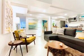 Smart TV, books, music library, video library - ❤️ CLEAN ★ NEAR DOWNTOWN | PRIVATE PATIO ★ WALKABLE (Portland)