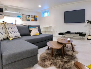 Smart TV, livros, biblioteca musical, videoteca