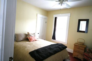 2 bedrooms, desk, iron/ironing board, travel crib