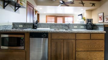 Køleskab, mikrobølgeovn, ovn, kogeplade