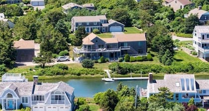 Upea rantahotelli / venelaituri / 3 yksityistä rantaa / porteilla