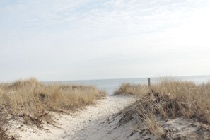 On the beach - Spectacular waterfront home / boat dock / 3 private beaches / gated community (Yarmouth)