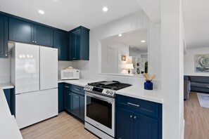 Fridge, microwave, oven, stovetop - Charming townhouse - Walk to the Beach (Carpinteria)