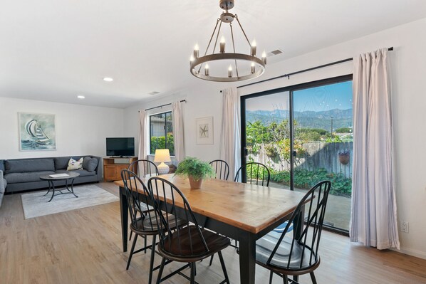 Interior - Charming townhouse - Walk to the Beach (Carpinteria)