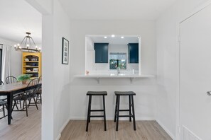 Dining - Charming townhouse - Walk to the Beach (Carpinteria)
