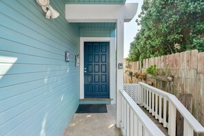 Property grounds - Charming townhouse - Walk to the Beach (Carpinteria)