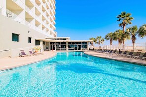 Alberca techada y alberca climatizada