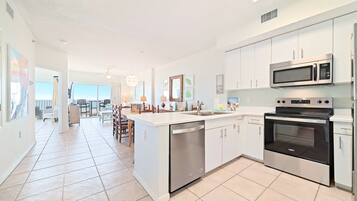 Refrigerador, microondas, horno y parrilla de estufa