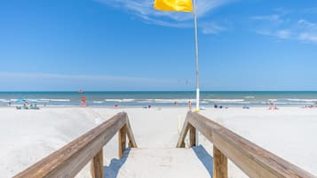 Plage, chaises longues, serviettes de plage