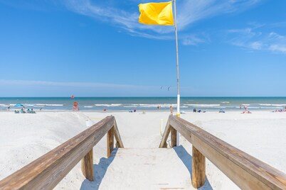 Charming Beach - Breathtaking Views, Luxurious Relaxing, Beach Front Condo