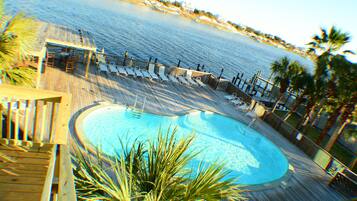 Alberca techada y alberca climatizada