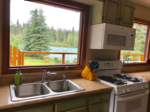 Comfortable Kenai River Cabin 