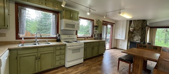 Comfortable Kenai River Cabin 