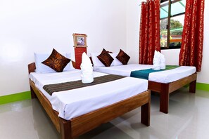 Basic Quadruple Room, 2 Katil Kelamin (Double) | Peti besi dalam bilik, meja, langsir/tirai gelap terus, cadar katil
