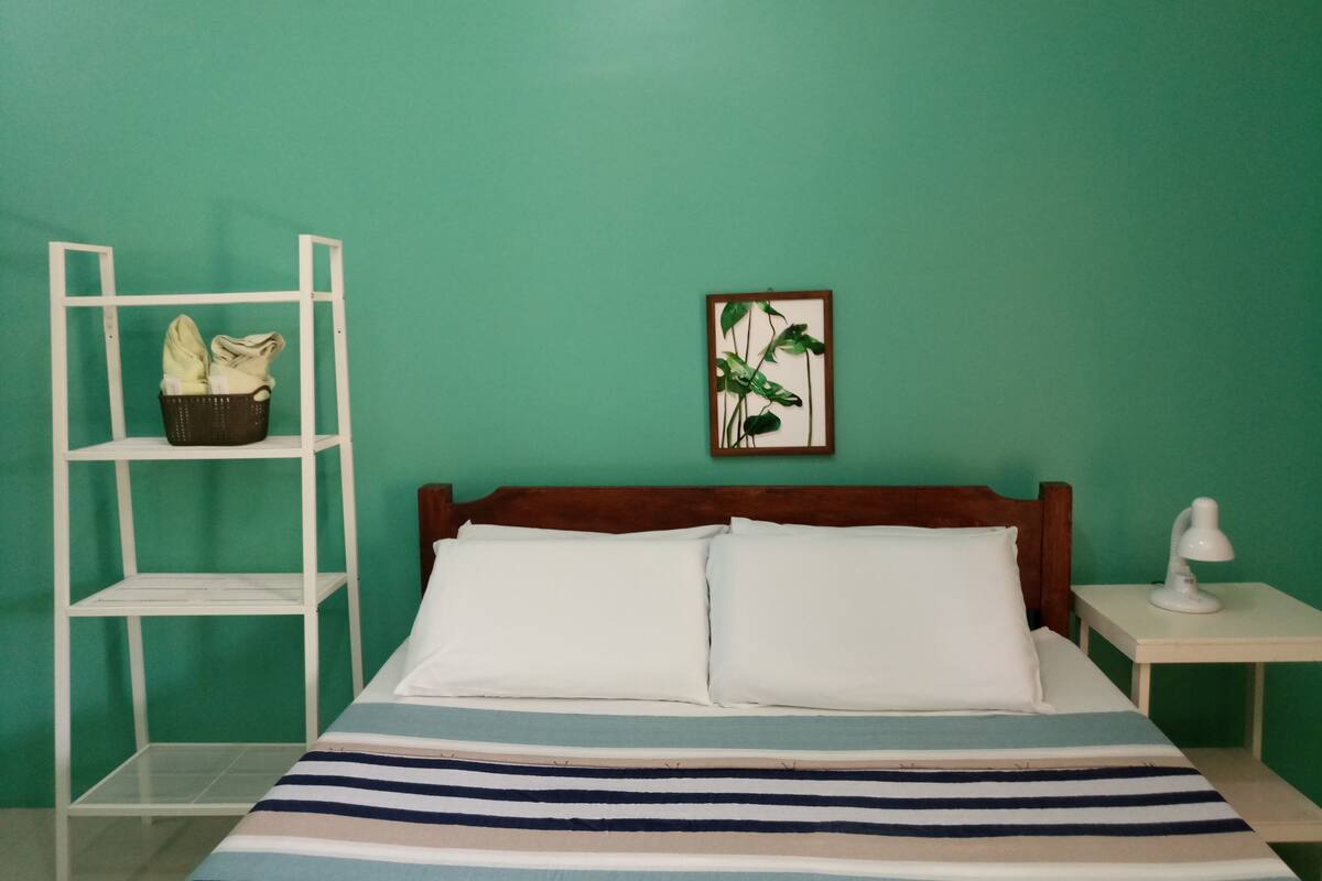 Standard Double Room, 1 Bedroom, Non Smoking | Peti besi dalam bilik, meja, langsir/tirai gelap terus, cadar katil