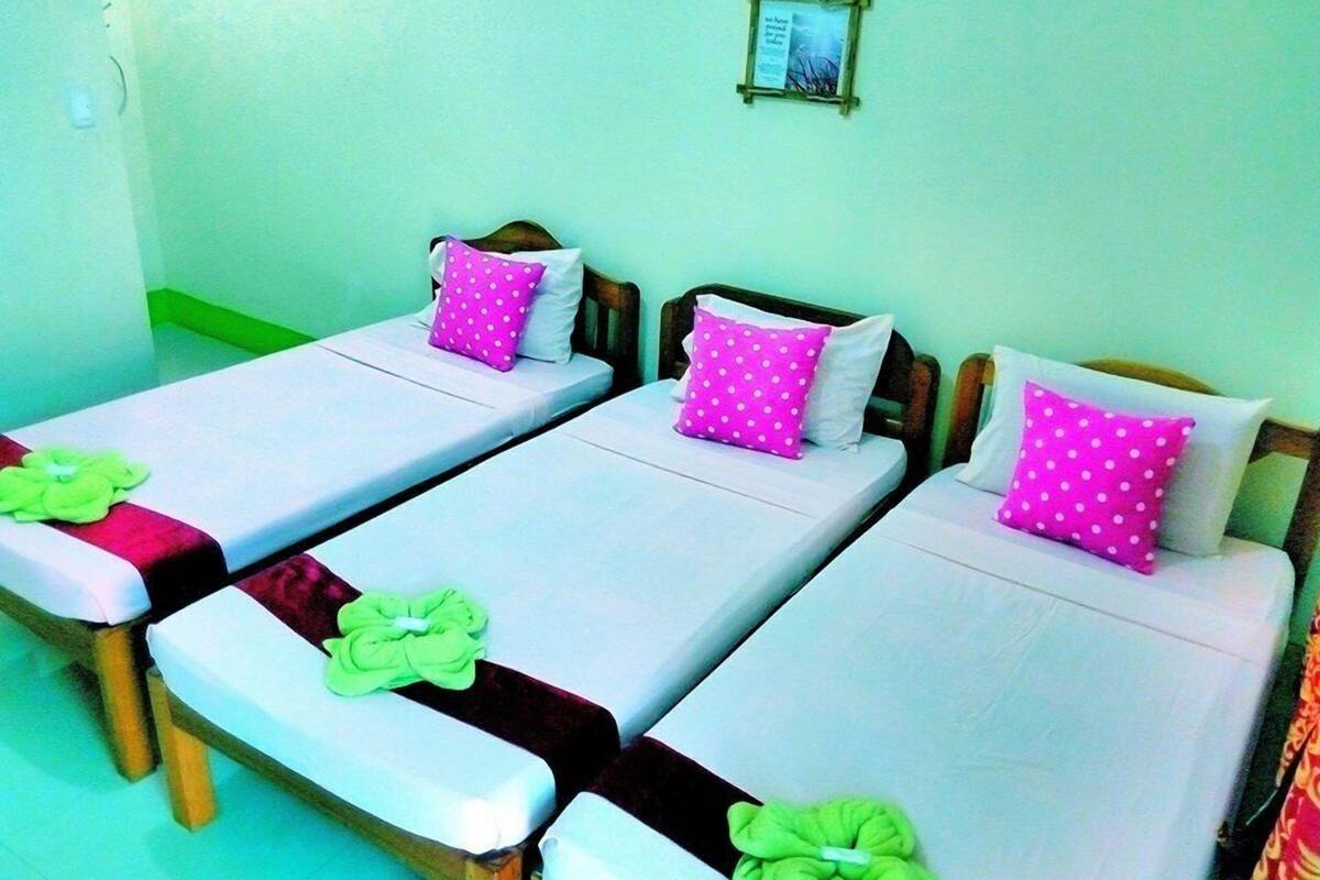Standard Triple Room, 3 Katil Bujang (Single), Non Smoking | Peti besi dalam bilik, meja, langsir/tirai gelap terus, cadar katil
