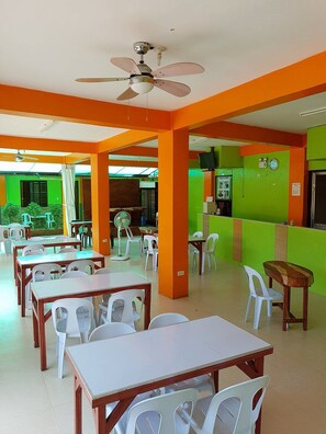 Sarapan dihidangkan, masakan tempatan dan antarabangsa