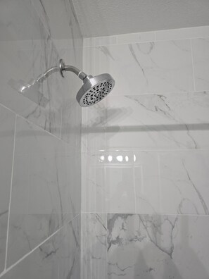 Chuveiro/banheira combinados, secador de cabelo, toalhas de banho