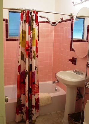 Sèche-cheveux, serviettes fournies, savon, papier toilette