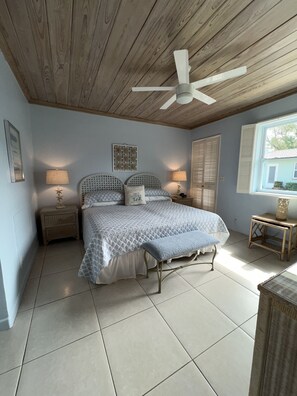 2 slaapkamers, een bureau, een strijkplank/strijkijzer, gratis wifi