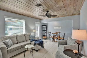 TV, DVD player - 1 BLOCK TO OCEAN & DWTN FREE BEACH PASS CHAIRS FREE PARK,WiFi,HTD POOL (Delray Beach)