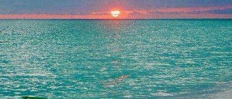 In Strandnähe, Liegestühle, Strandtücher