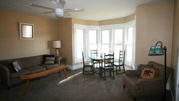 智能电视、书、影片库