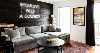 WALK to Downtown & Broadway - Pool, Parking & Patio