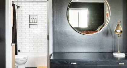 WALK to Downtown & Broadway - Pool, Parking & Patio