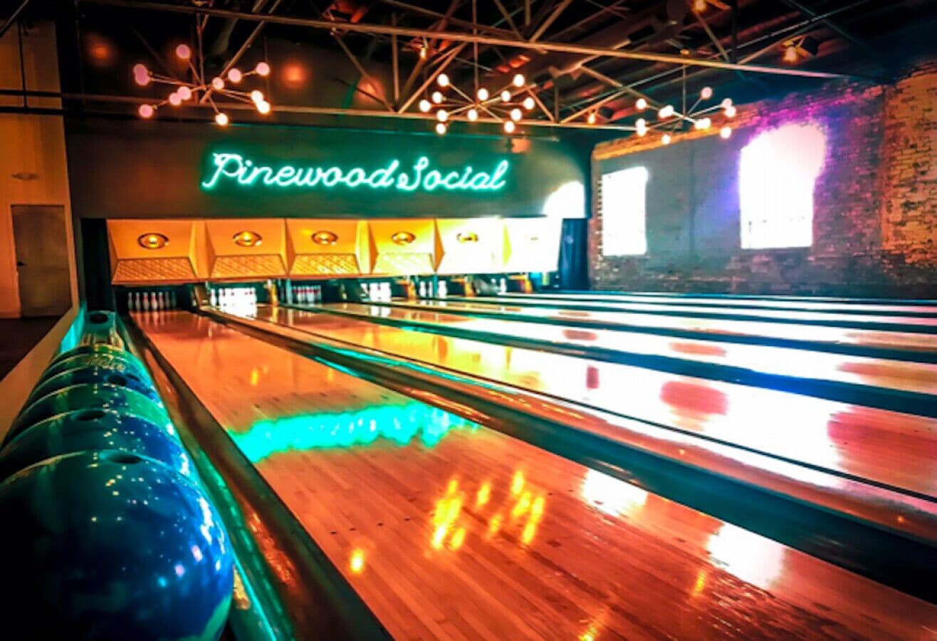 Bolera con un letrero de neón que dice "Pinewood Social".