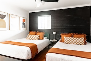 1 bedroom, desk, iron/ironing board, free WiFi - WALK to Downtown & Broadway - Pool, Parking & Patio (Nashville)