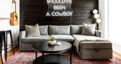 WALK to Downtown & Broadway - Pool, Parking & Patio